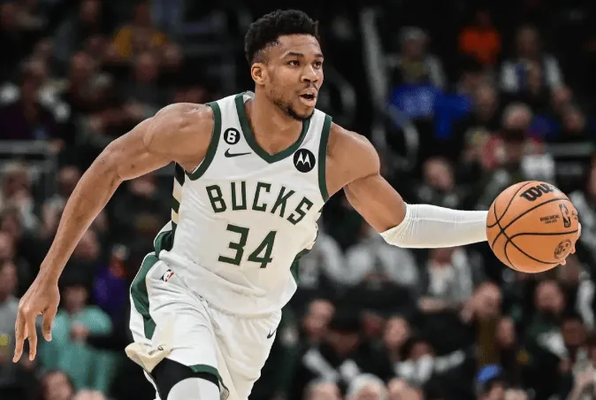 188在线投注-阿德托昆博半场5投2中，罚球4中4得到8分7篮板5助攻